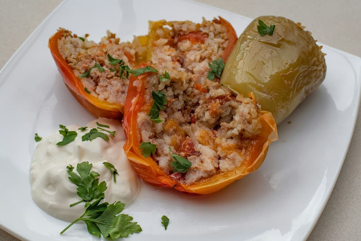 Gevulde paprika uit de oven met gehakt en rijst
