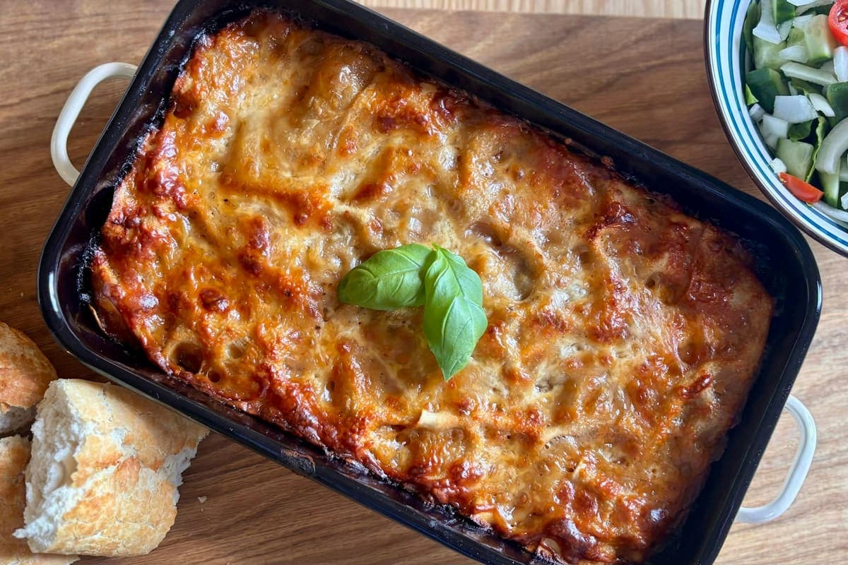 Ovenschaal lasagne met een blaadje basilicum