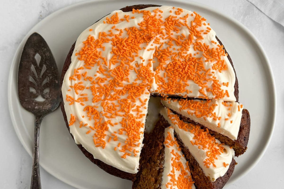 Worteltaart (carrot cake) met roomkaasglazuur
